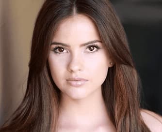 Shelley Hennig's image